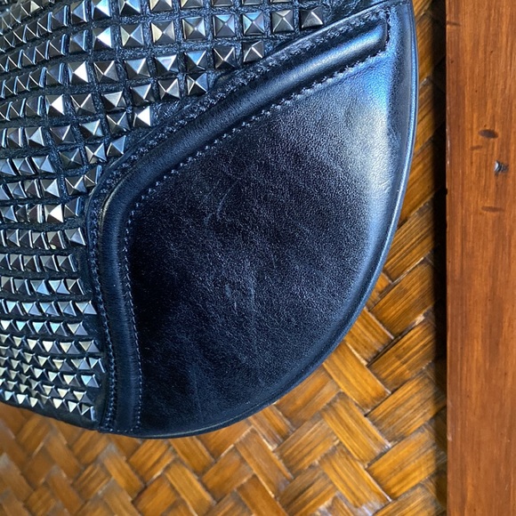 BURBERRY PRORSUM - Black Studded Leather Hoxton Hobo - Picture 6 of 16